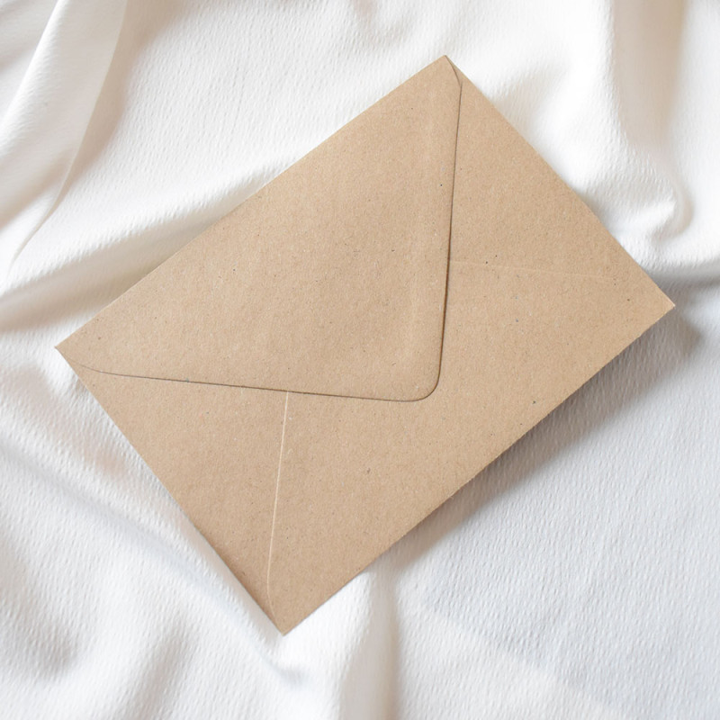 Sobre papel reciclado kraft C5 162x229mm.